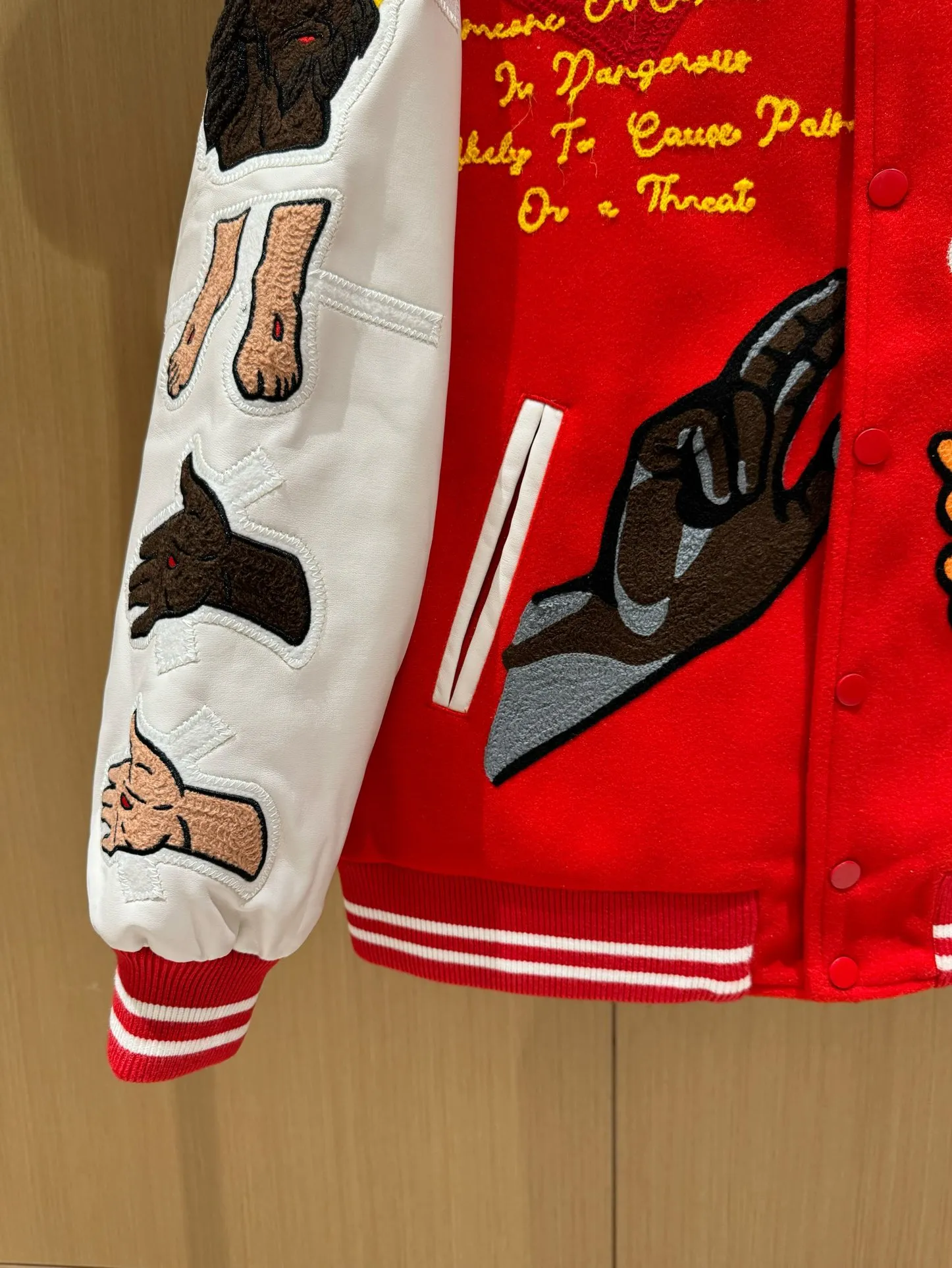 🧸High version SAINT MICHAEL high street vibe style ROCKY same heavy embroidered baseball jacket jacket for men and women p420 style number: 271# code number: S-XL high version heavy laser embroidery process quilted version one piece is enough for the winter in the north and south multiple splicing techniques for the whole piece YB customized dyeing color 3 times of pattern making to finalize heavy patch embroidery laser burning is required to carve out the template before embroidery can be carried out Only a few pieces are produced in a day, and the factory quantity is extremely low. It is different from the low-end versions on the market. You pay for the goods.